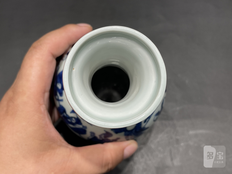 明万历 青花八仙人物纹盘口瓶 - 图6